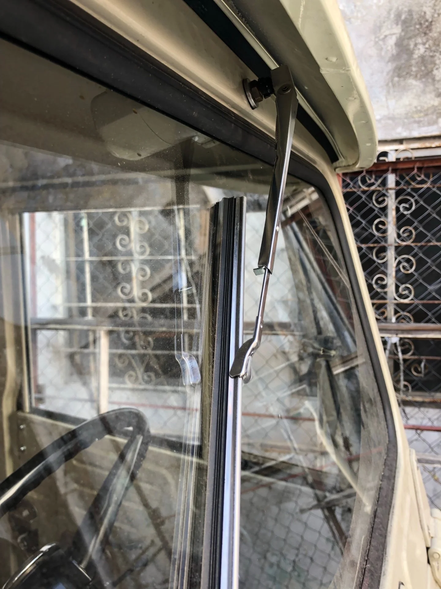 Installed_Wiper_Arm_OEM_blades_Mitsuba_TNK_FJ40_1965.jpg