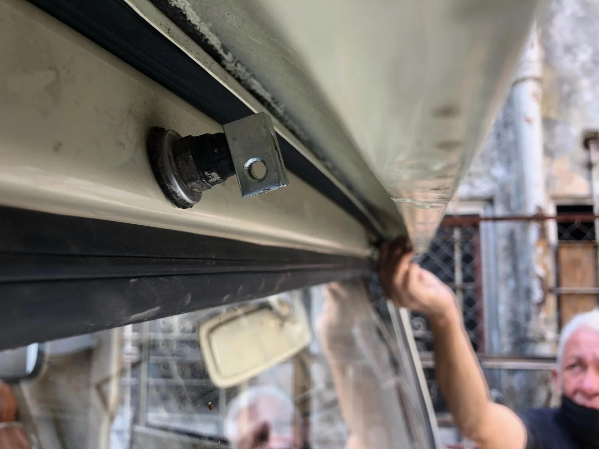 Installing_Wiper_Arm_Mitsuba_TNK_FJ40.jpg