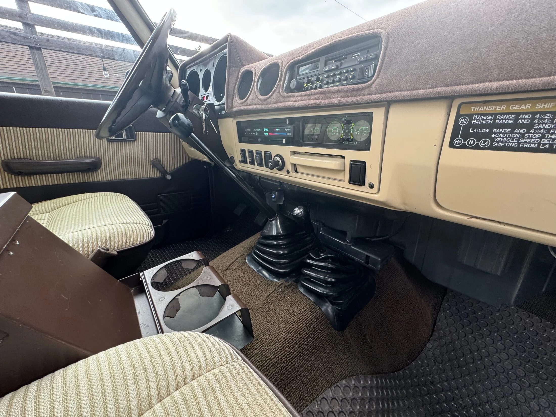 Interior FJ60 - 12.webp