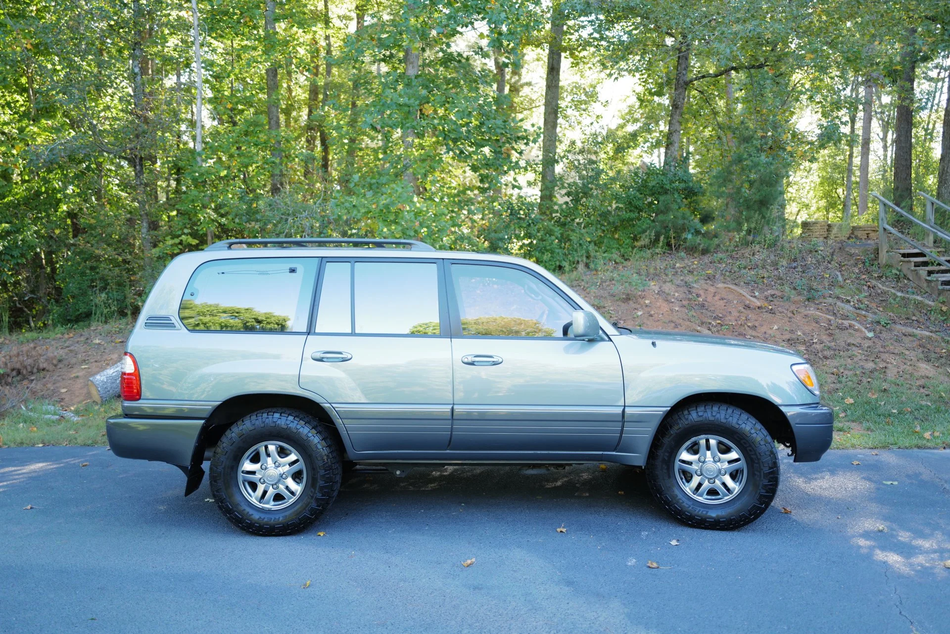 2001 LX470 only 121,000 Miles. Mint.