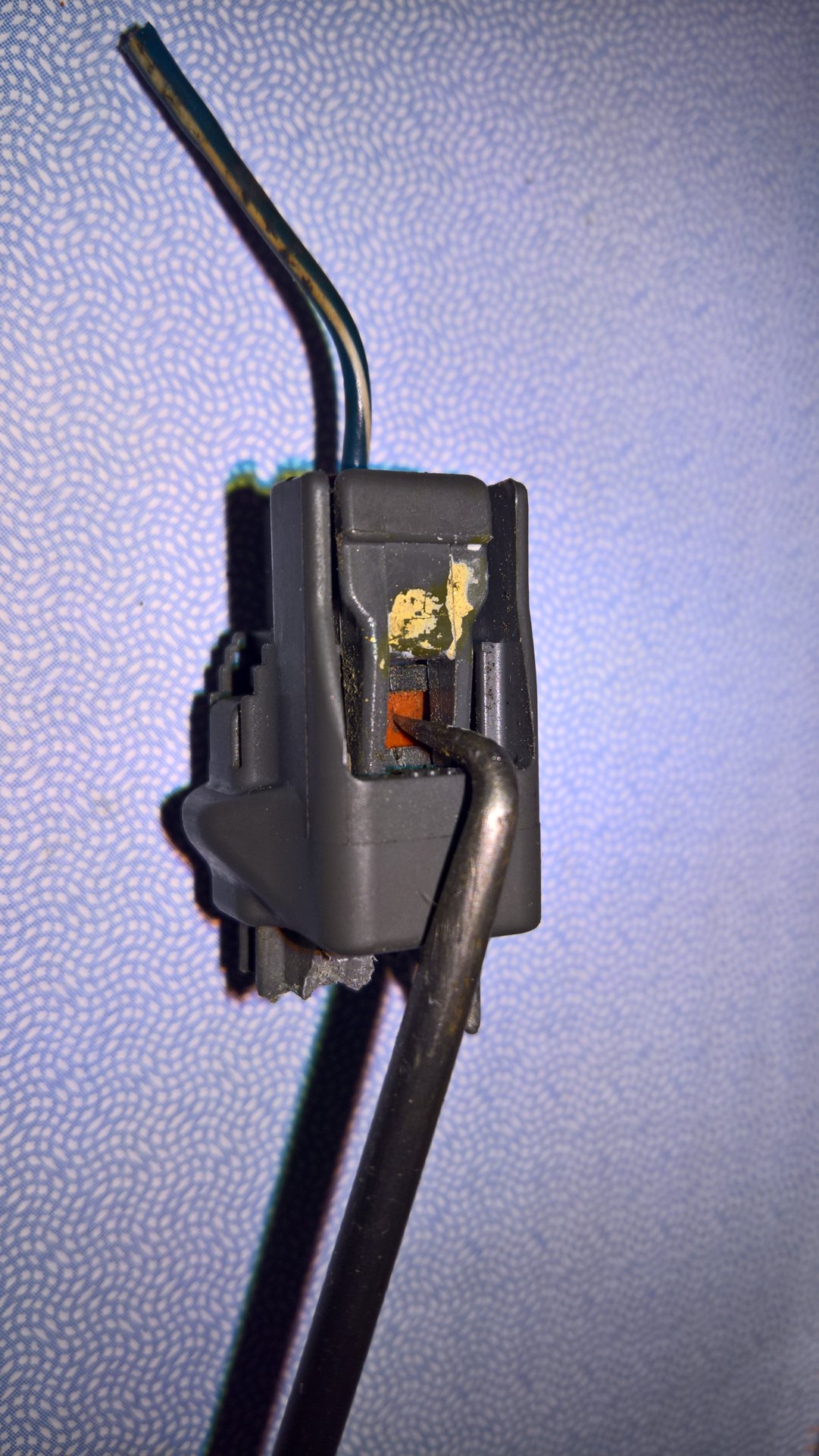 Knock sensor harness connector with pick.jpg
