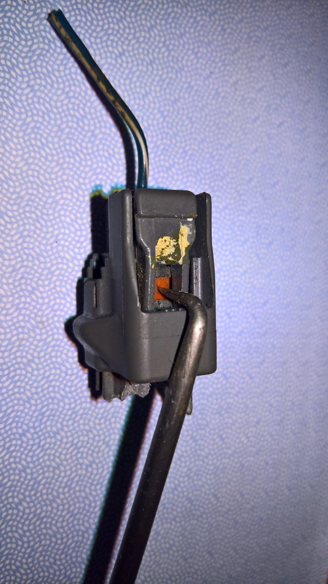 Knock sensor harness connector with pick.webp