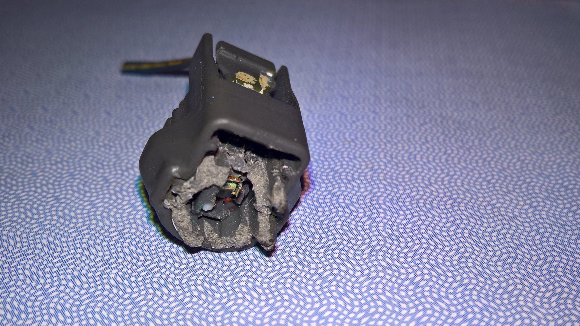 Knock Sensor harness connector with stuck piece inside.jpg