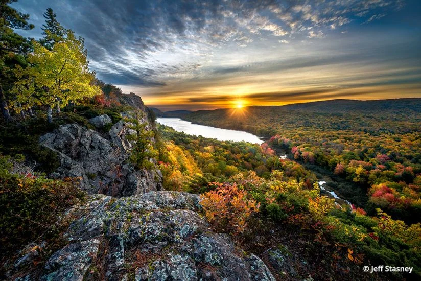 Lake_of_the_Clouds_Sunrise-824x550.webp