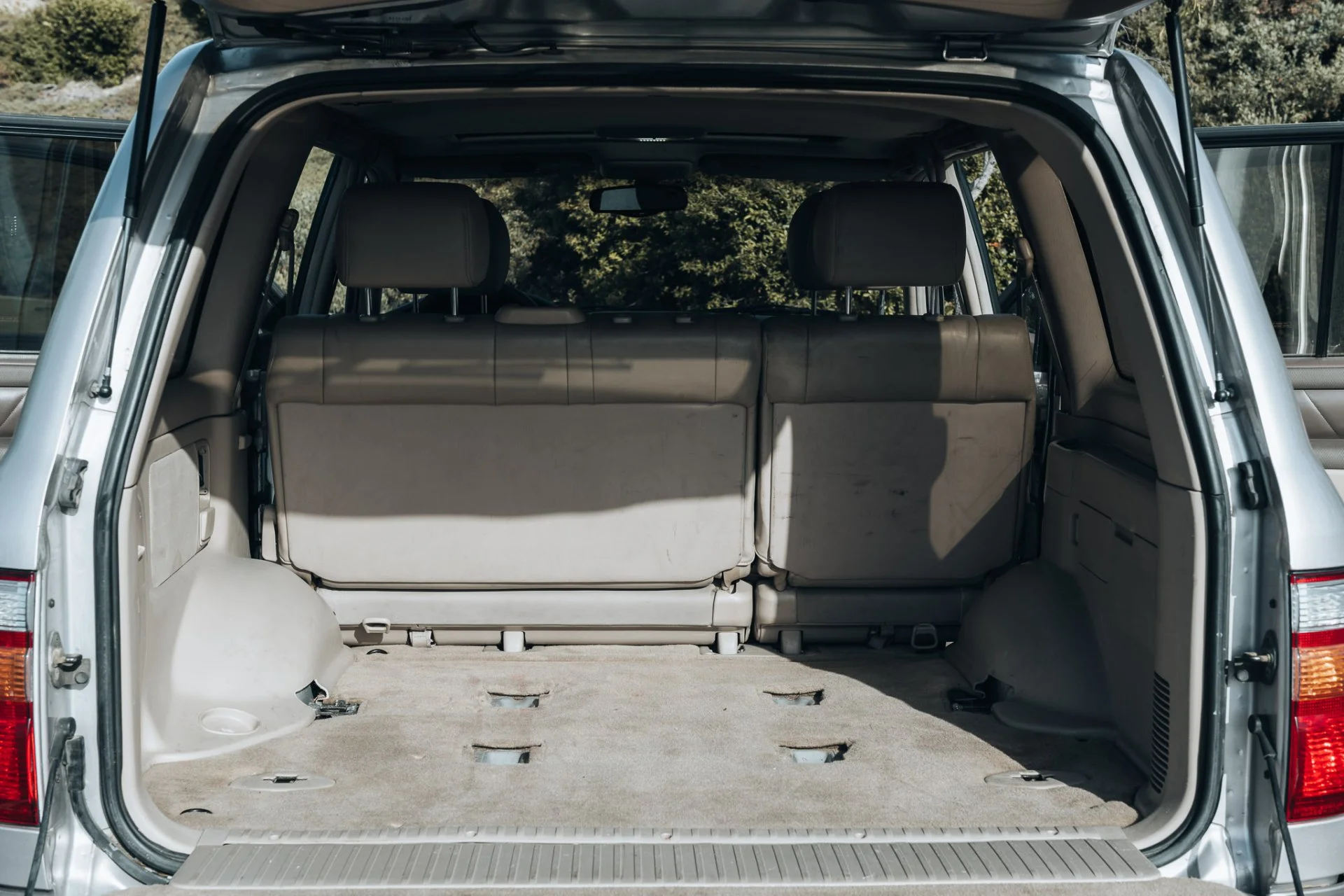 Land Cruiser-Interior-01.webp
