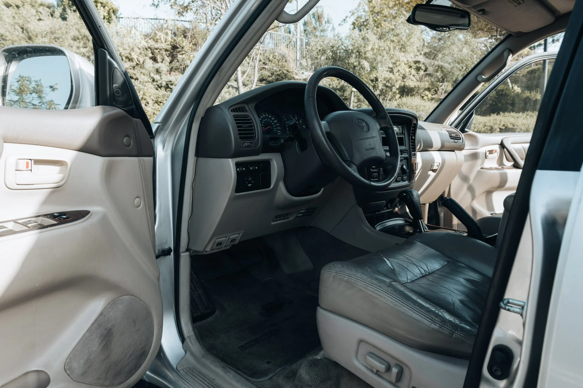 Land Cruiser-Interior-04.webp