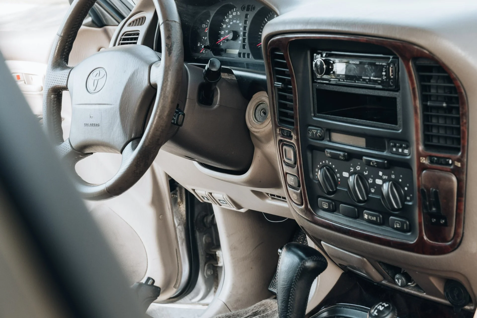Land Cruiser-Interior-06.webp