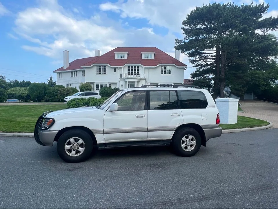 Land Cruiser White.webp