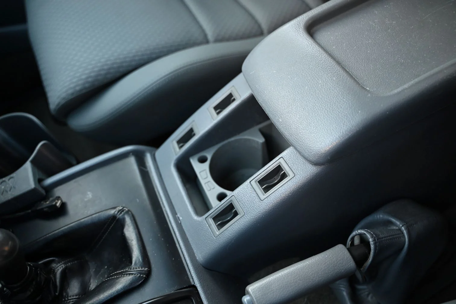 LandCruiser80 FrontCupholder.webp