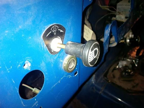 LC-20150327-023 - Dash Headlight Switch Removal Pic 2 (Knob structure) (Mud).webp