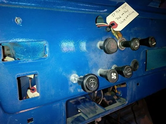 LC-20150329-038 - Dash Windshield Wiper Switch Removal Pic 1 (Mud).webp