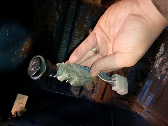 LC-20150329-041 - Dash Windshield Wiper Switch Removal Pic 4 (Mud).webp