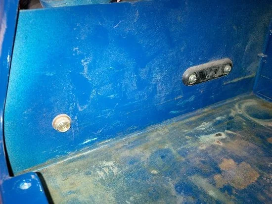 LC-20150329-088 - Glovebox Outlet Removal Pic 1 (Mud).webp