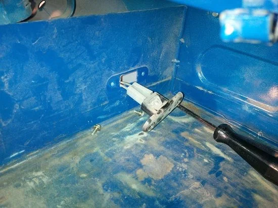 LC-20150329-091 - Glovebox Outlet Removal Pic 4  (Mud).webp