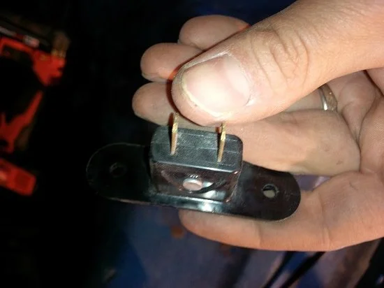 LC-20150329-093 - Glovebox Outlet Removal Pic 6 (Mud).webp