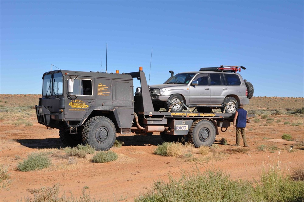 LC100 recovery in central Australia.jpg