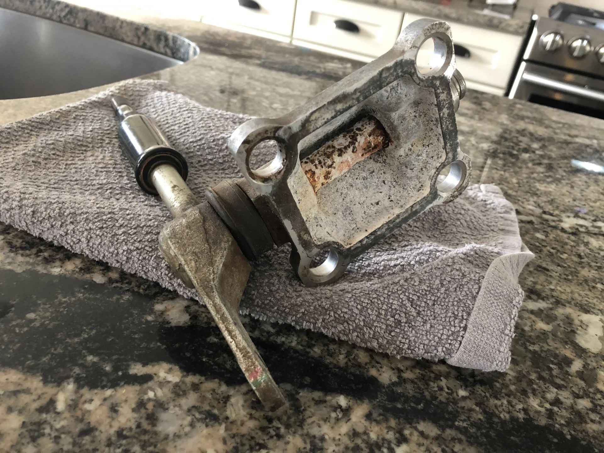 LC100 transfer case shifter corrosion.jpg