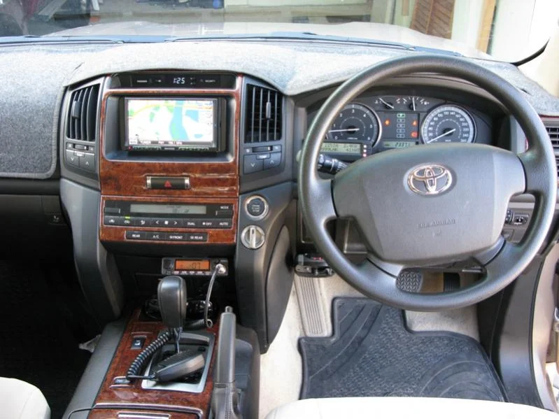 LC200 Dash 005 Small.webp