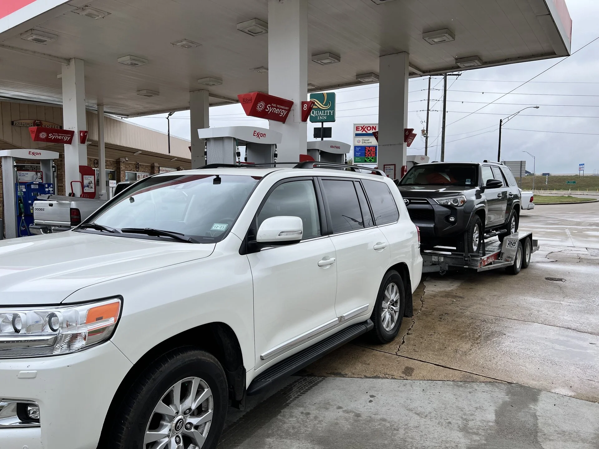 lc200.hauling.4Runner.webp