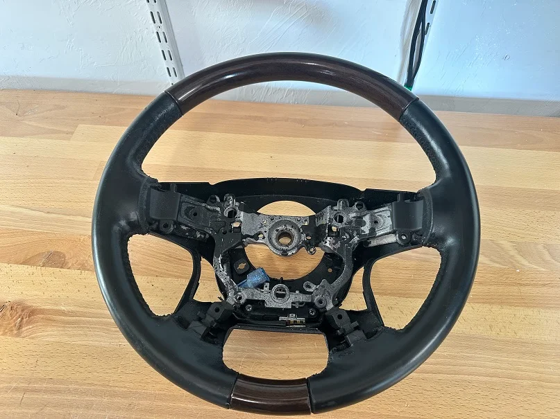 LC200-steering-wheel-01.webp