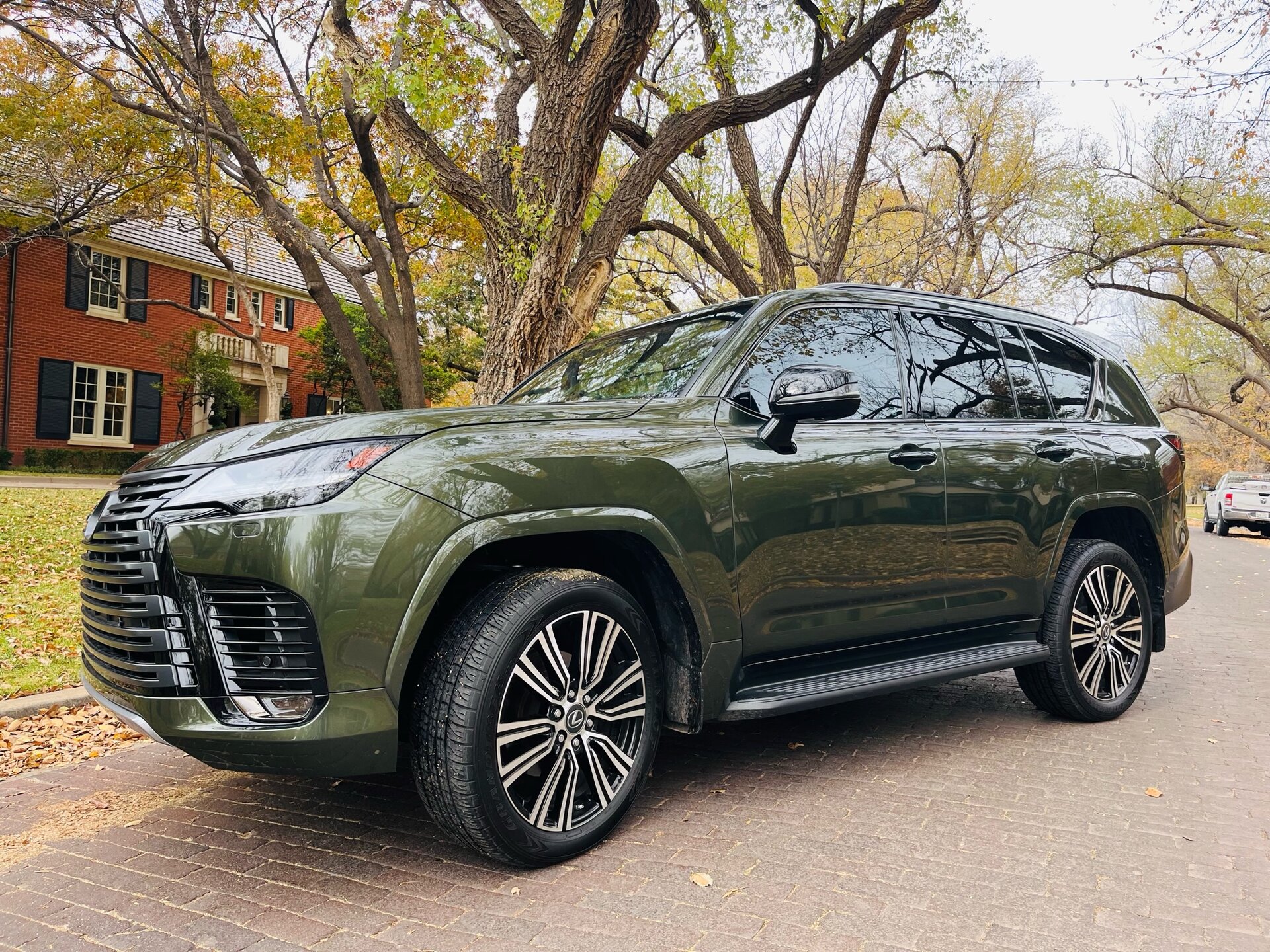 lexus lx600.jpeg