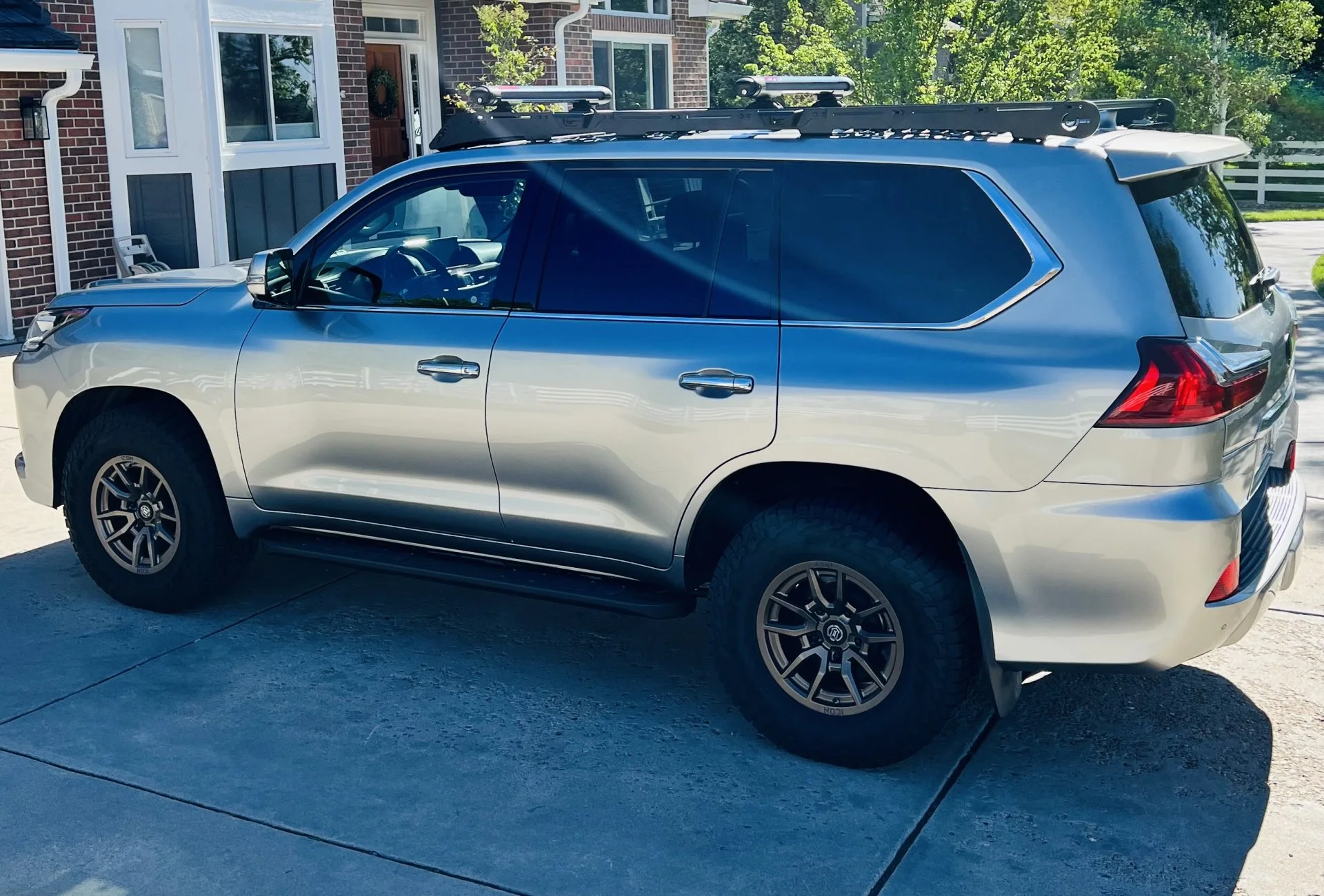 Lexus LX9.webp
