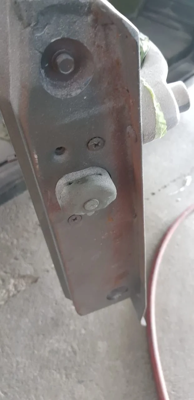 LV Door close latch.webp