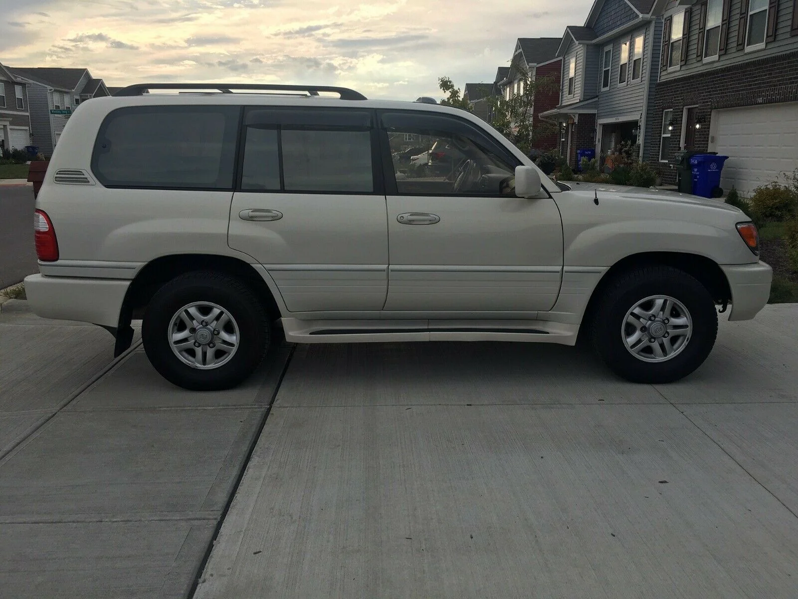 lx 470 5.webp