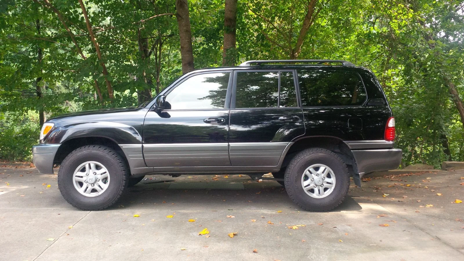 LX no running boards.webp