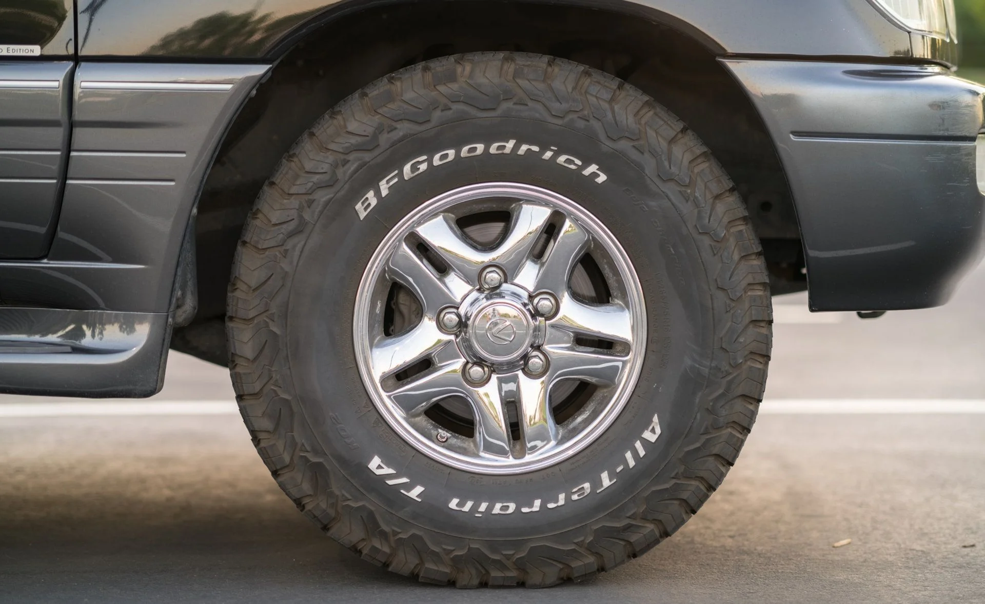 LX470 05.webp