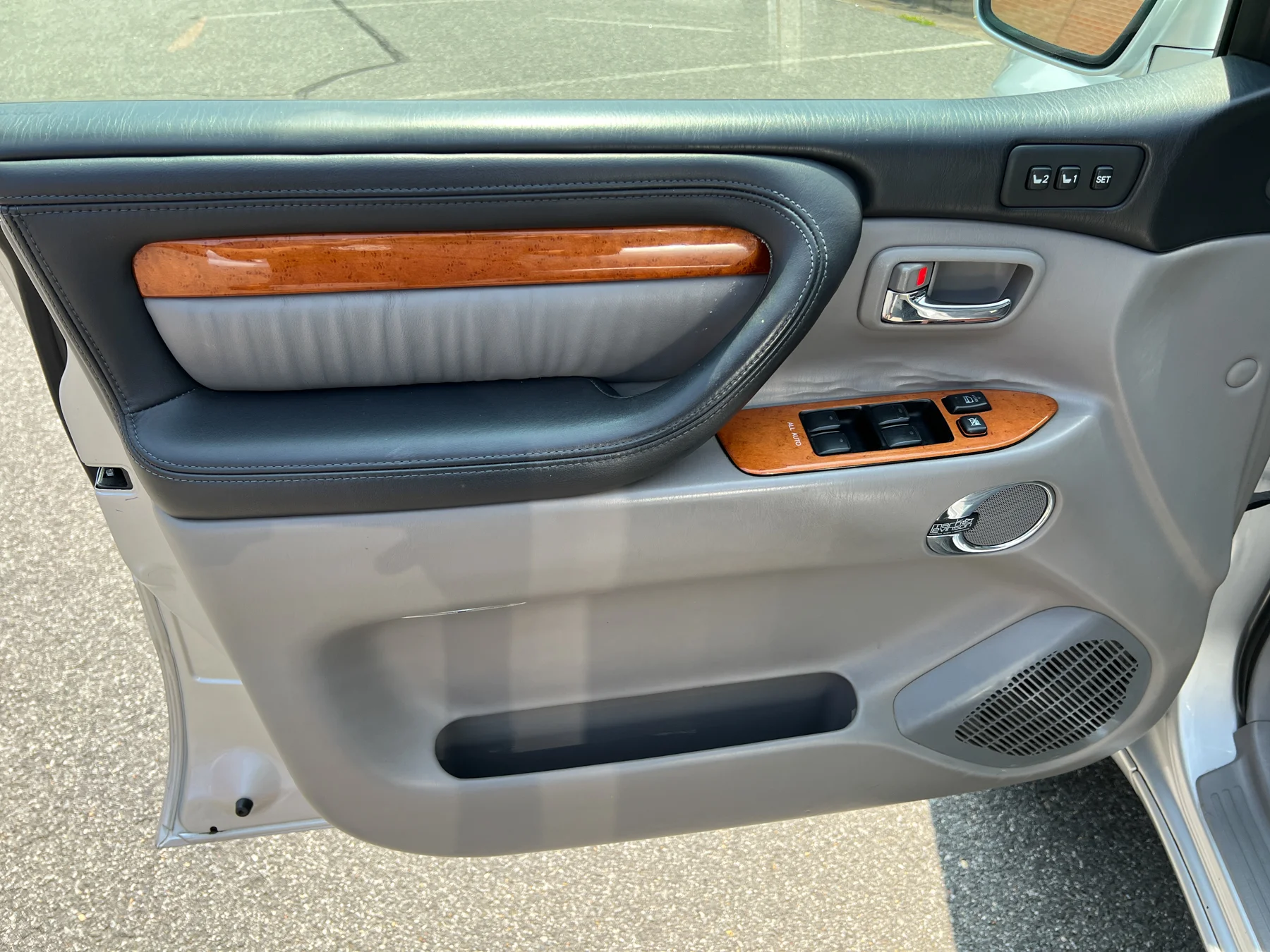 LX470-32.webp