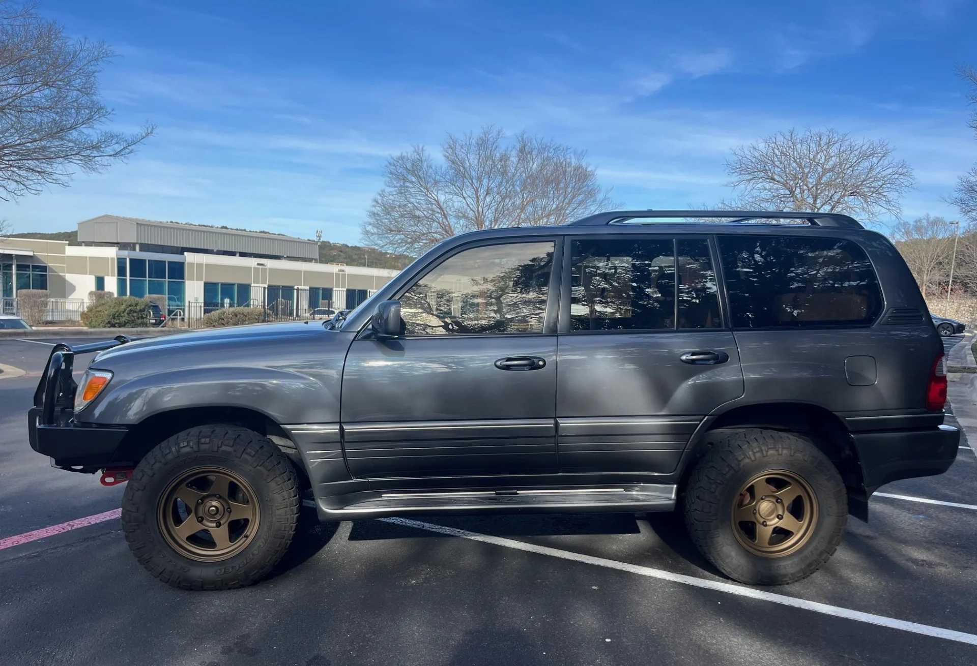 LX470 Drivers Side.jpg