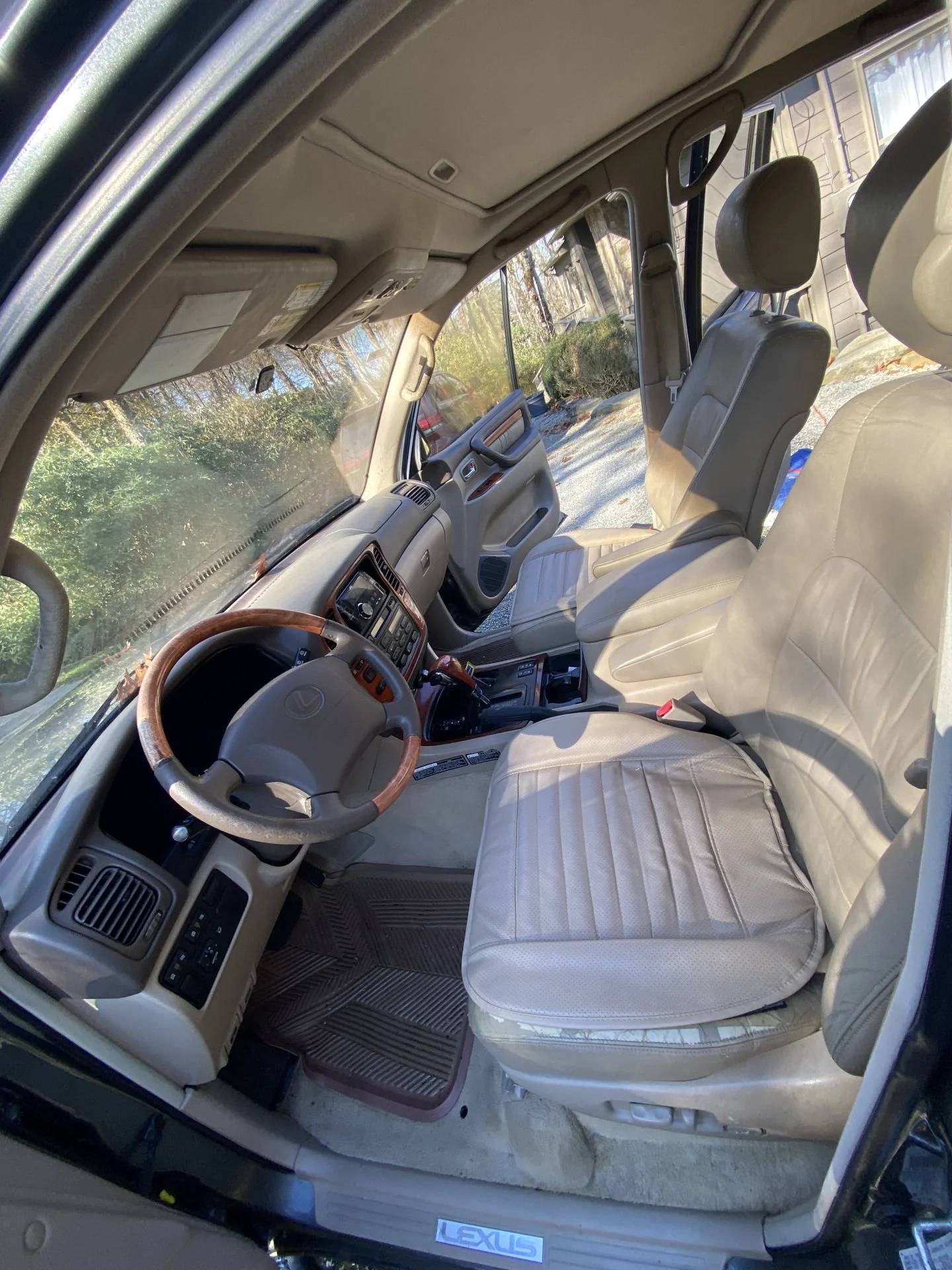 LX470-Int6.webp
