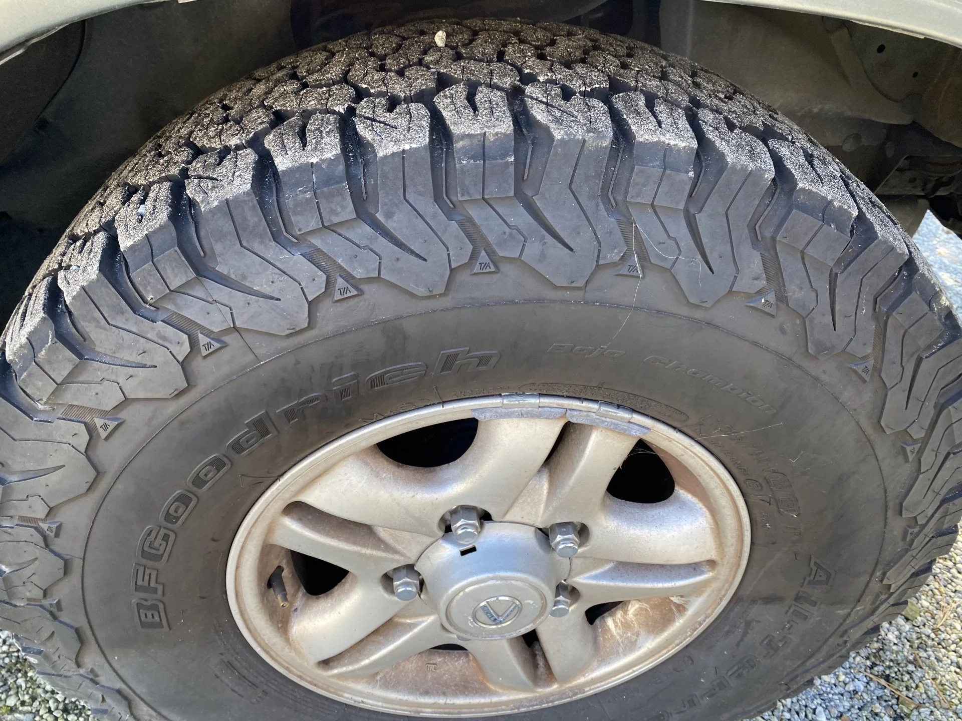 LX470-Tires2.webp