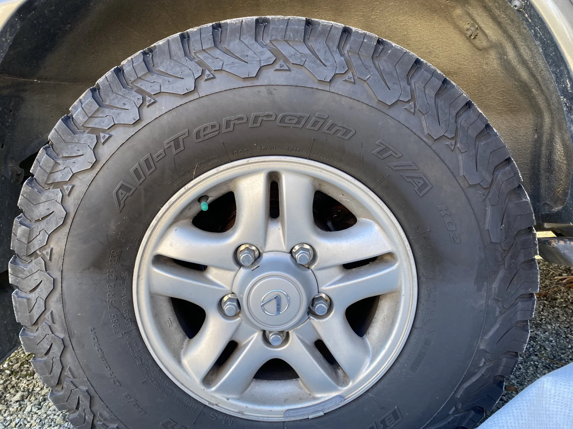 LX470-Tires3.webp