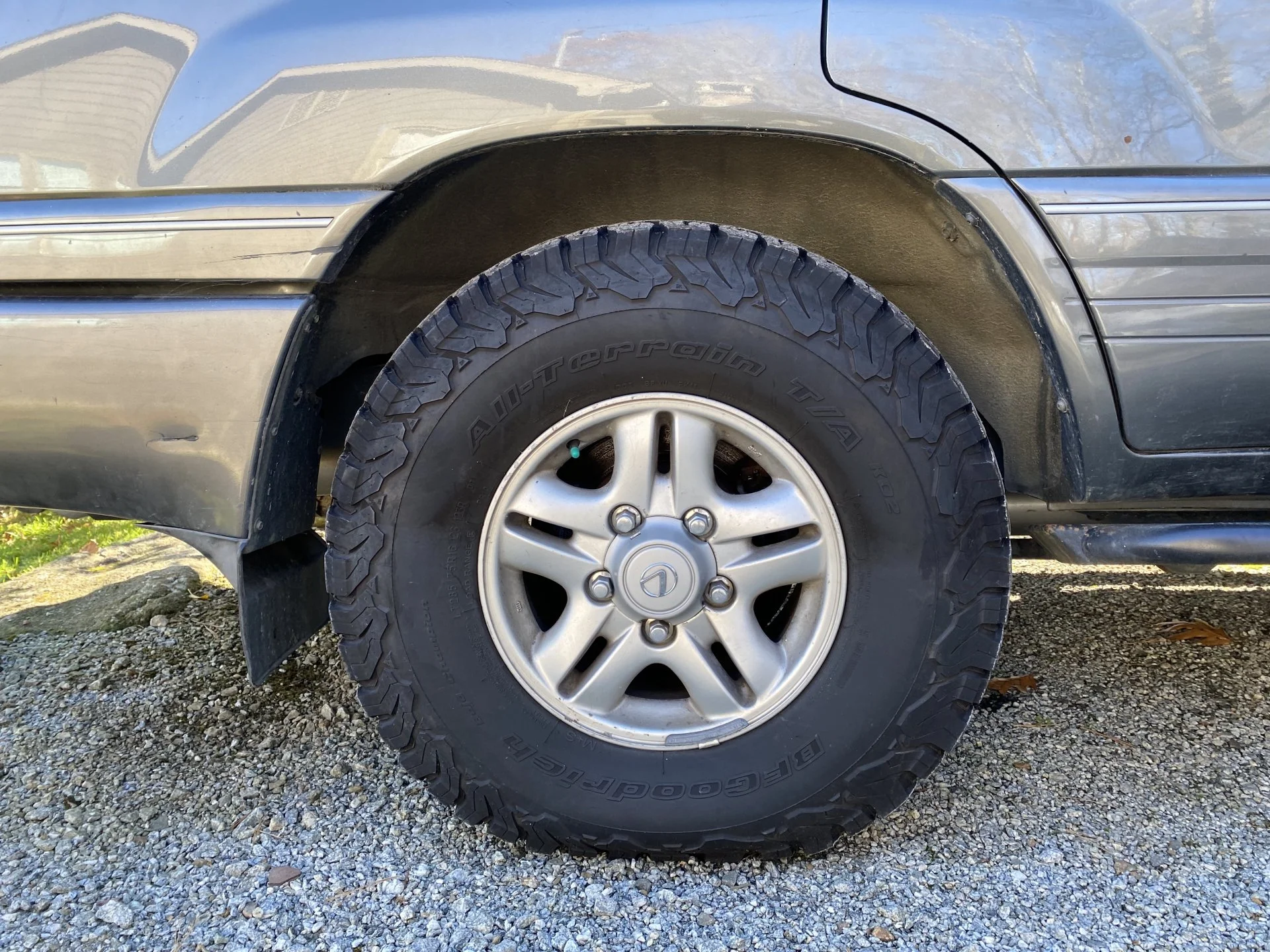 LX470-Tires6.webp