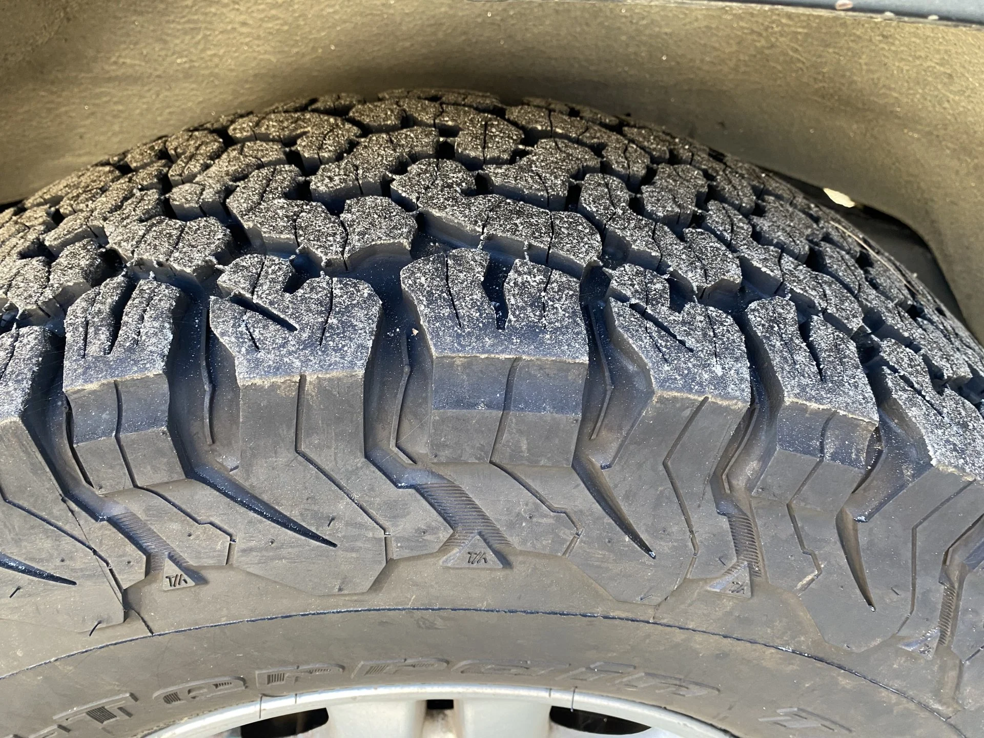 LX470-Tires8.webp