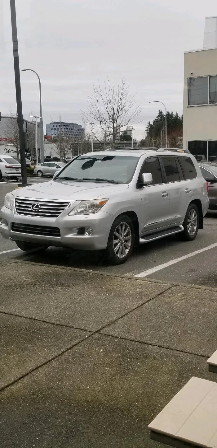 LX570 1.webp