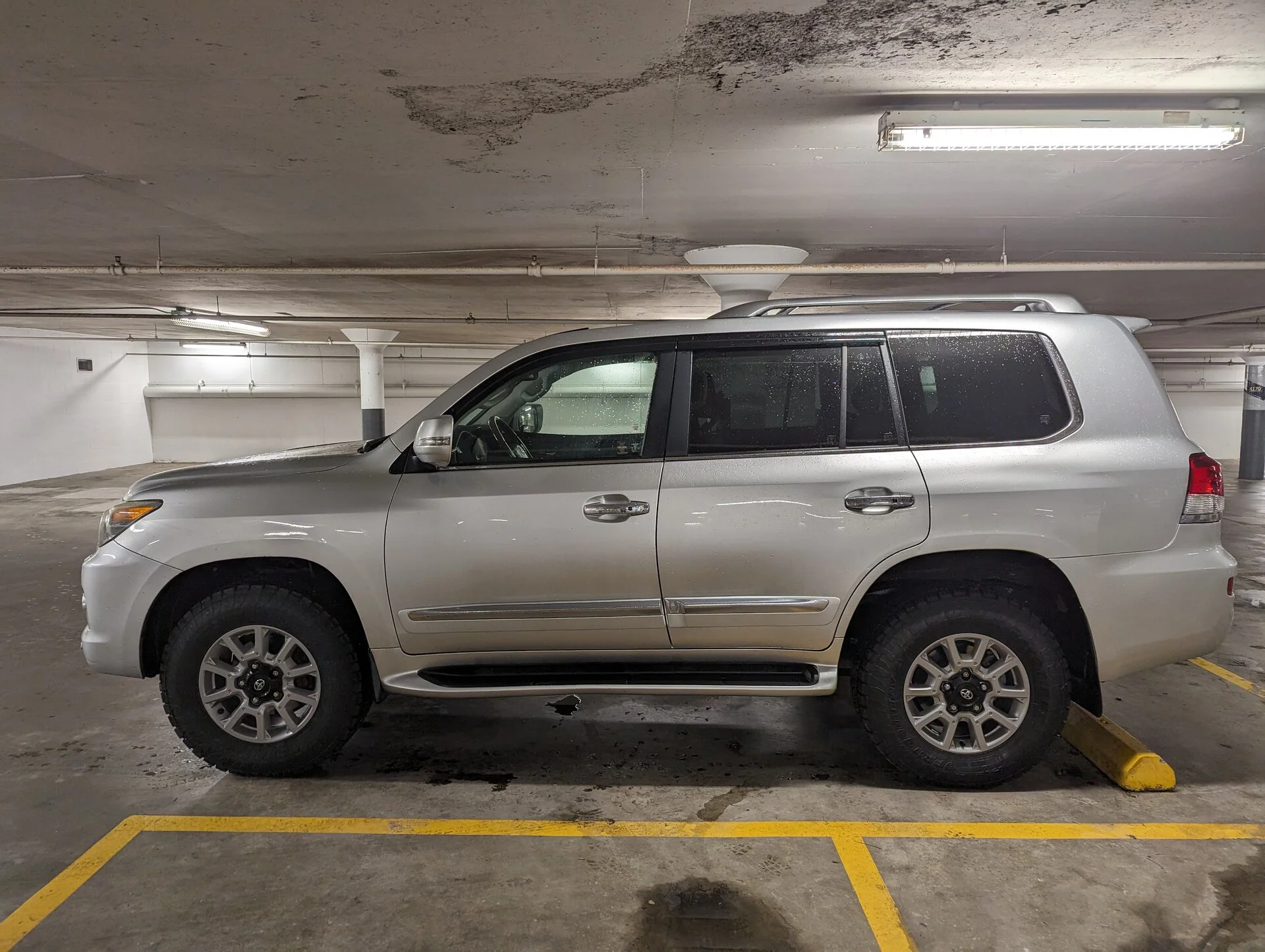 LX570-Hi.webp