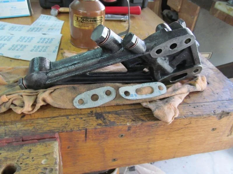 oil filter bracket assy w-gaskets.webp
