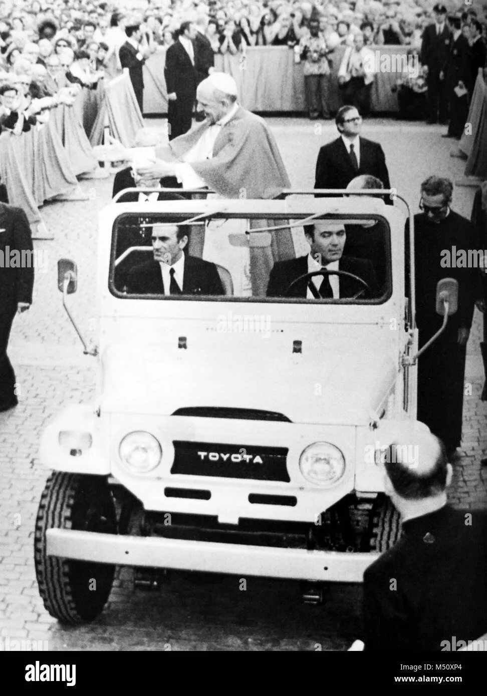 paul-vi-on-a-land-cruiser-toyota-blesses-the-faithful-in-st-peters-M50XP4.webp