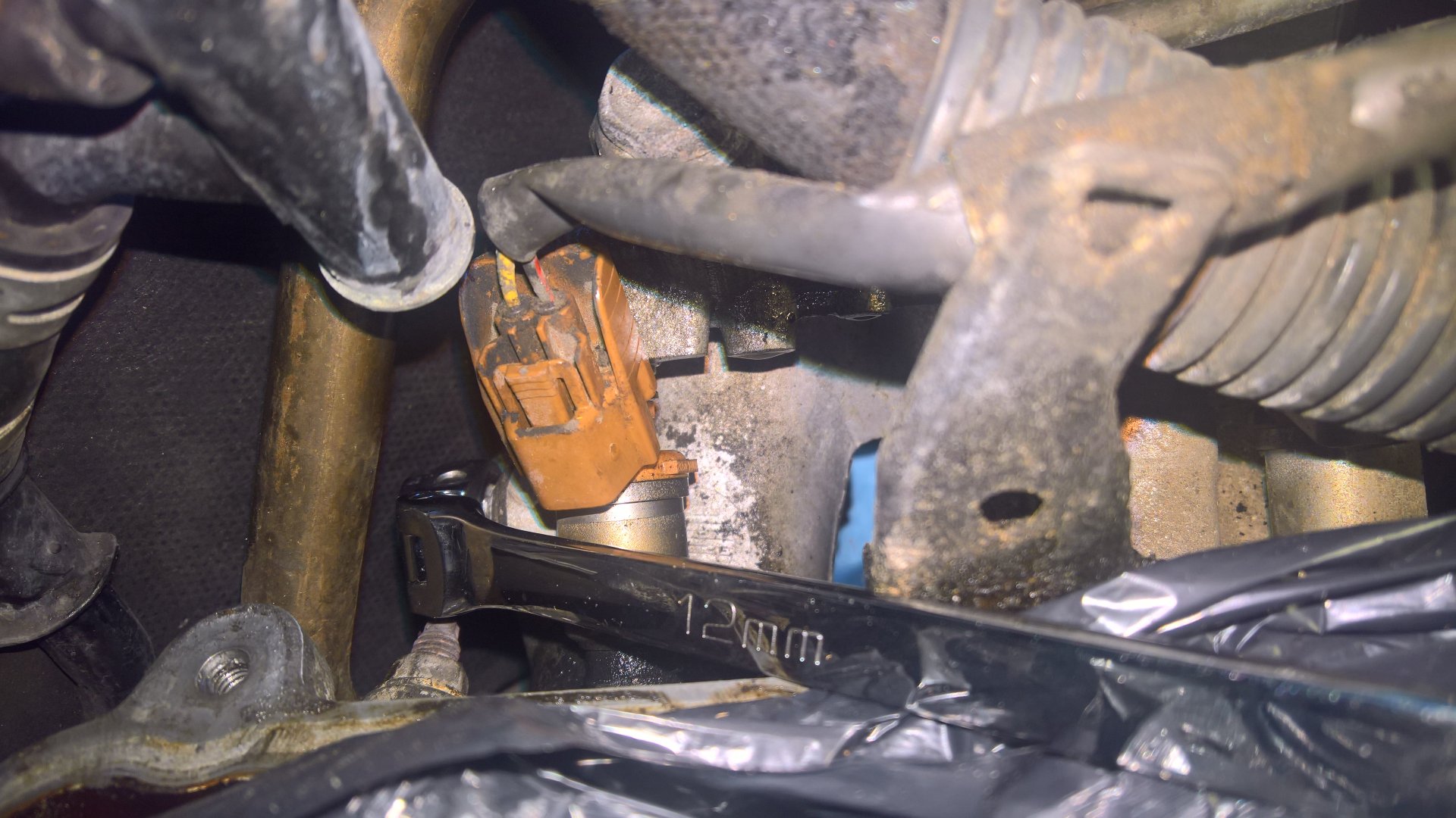 PHH pipe bottom bolt from passenger side valve cover removed close up.jpg