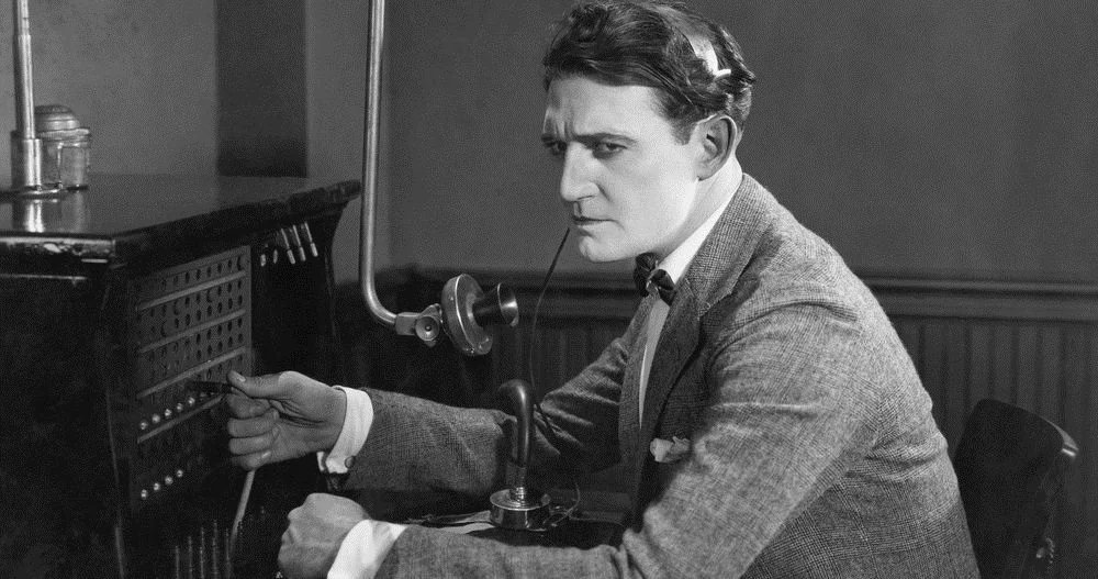 phone-operator.webp