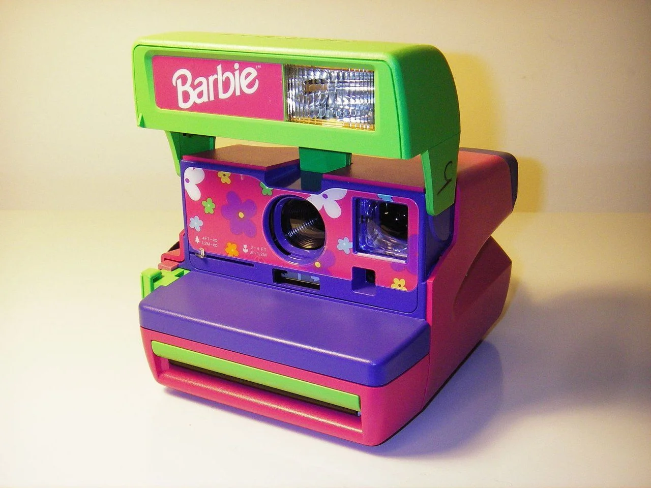 Polaroid_Barbie_Pink_Instant_600_Film_Camera.webp