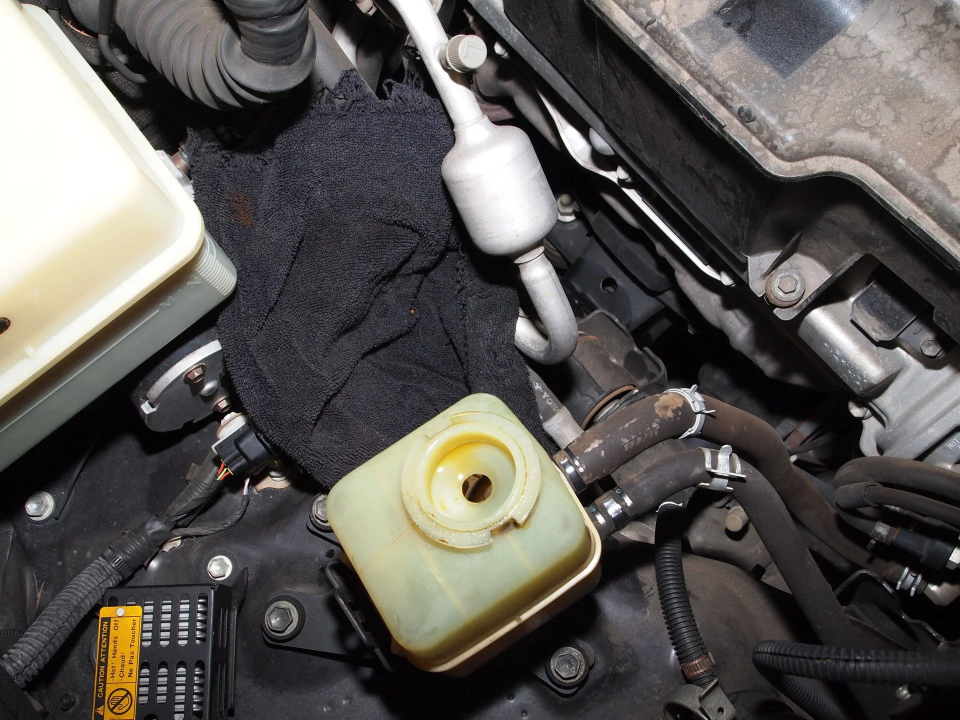 Power steering reservoir Cleaning (1).webp