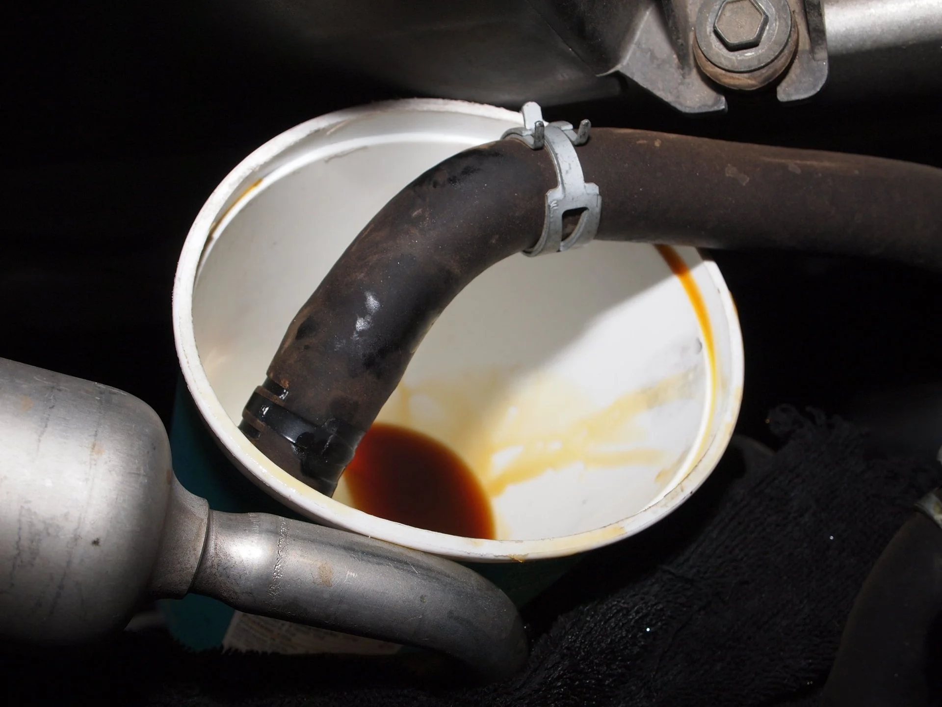 Power steering reservoir Cleaning (2).webp