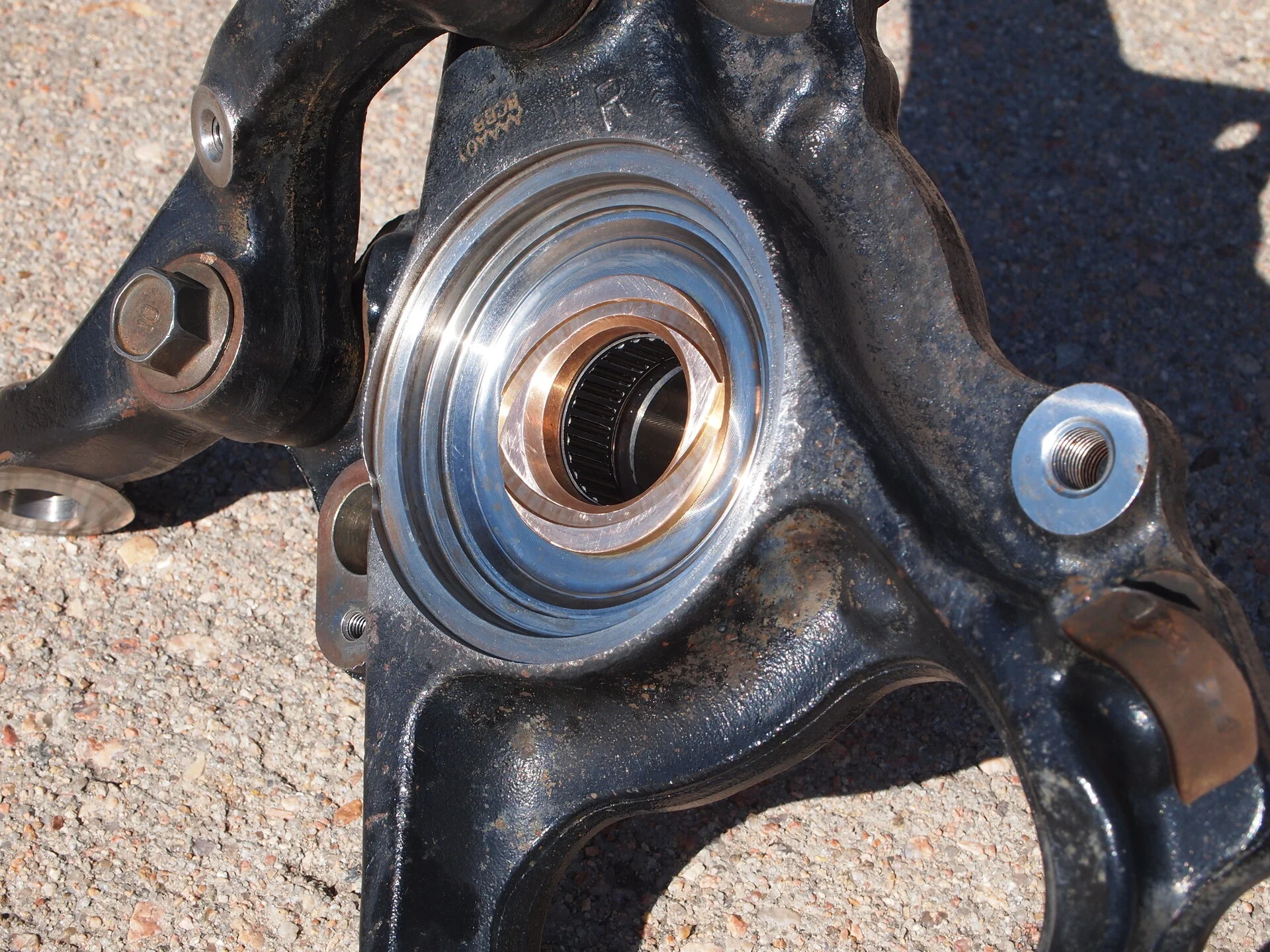 PS wheel bearing and knuckle tear down 043.webp