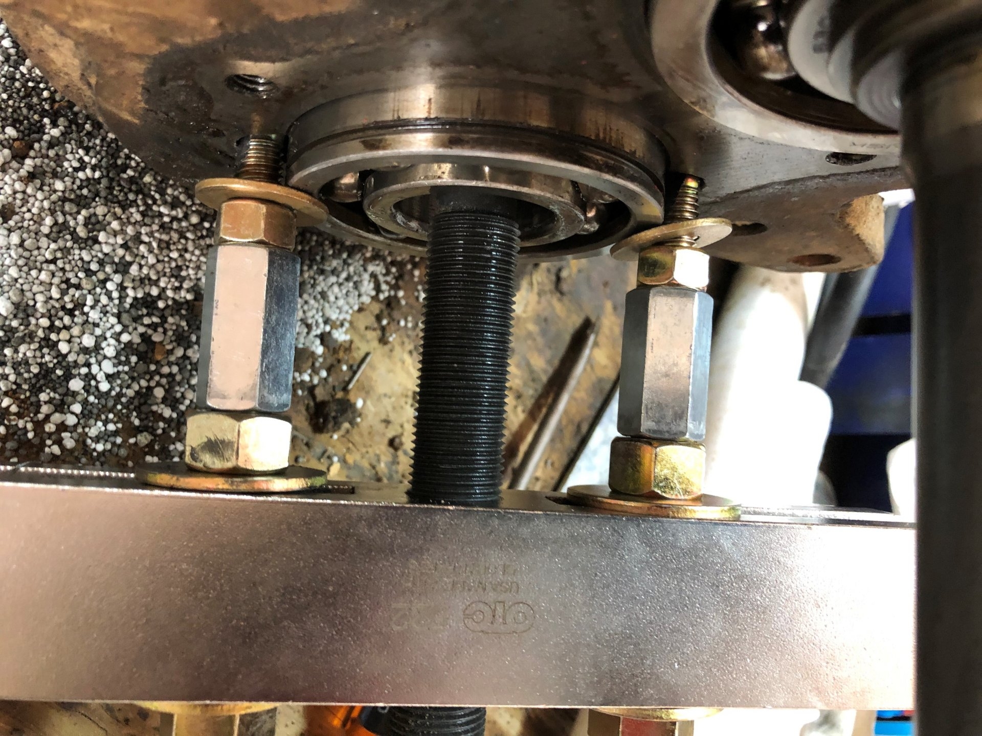 PULLER PULLING THE INPUT END BEARING.jpg