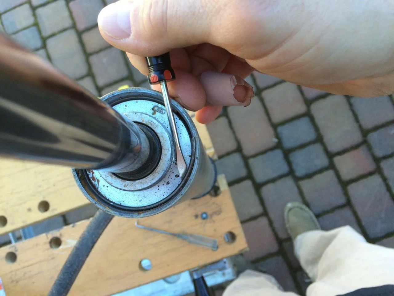 Radflo OVH8, circlip removal, shock body.webp