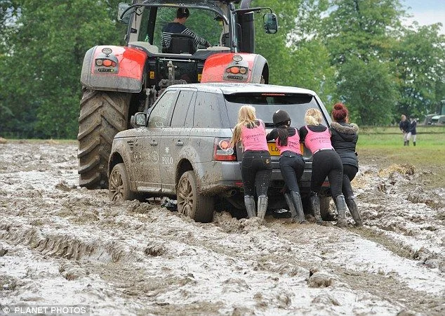 Range-Rover-Stuck-In-The-Mud.webp